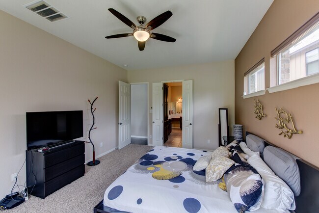 Building Photo - 308 Entrada Way