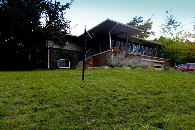 Building Photo - Beautiful Golden House w/ Huge Garage!