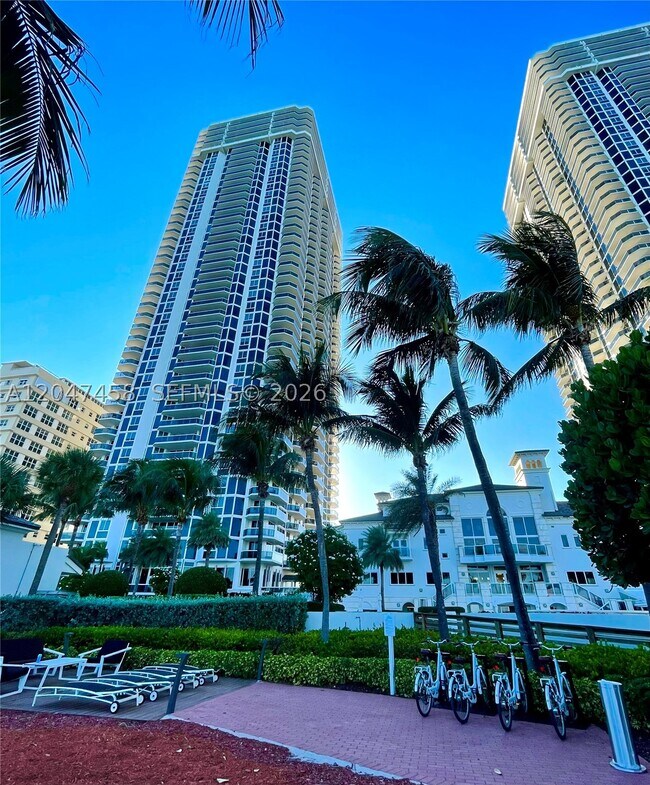 Building Photo - 4775 Collins Ave