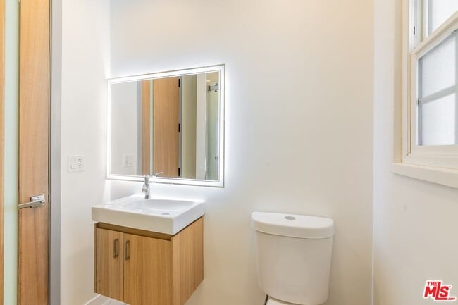 Building Photo - 835 S Sherbourne Dr