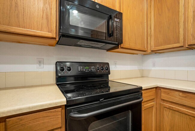 Building Photo - Cute 2bd, 2.5ba Townhome Across from Cottonwood Park....shorter lease term available