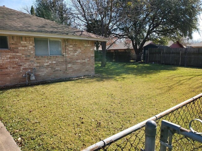 Building Photo - 7323 Log Hollow Dr