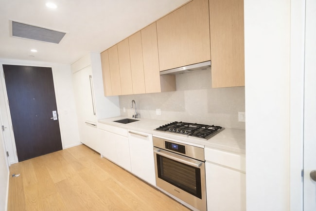 Building Photo - Spacious Studio Available Now!