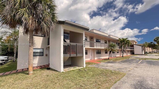 Building Photo - 8885 Fontainebleau Blvd