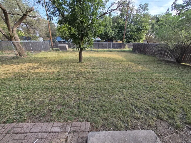 Building Photo - Pre-Leasing for Summer/Fall 2026 - Flooring Updates in Kitchen/Bathrooms, along with Updated Coun...