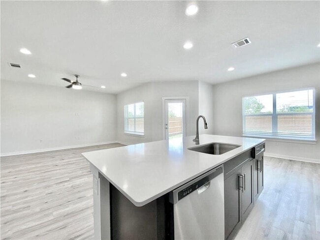 Building Photo - 1021 Winnsboro Lp