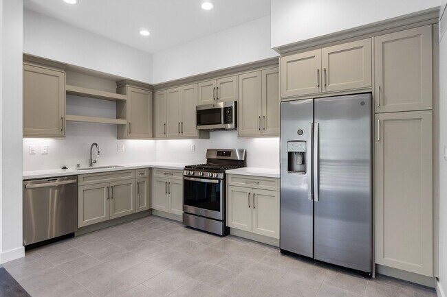 Building Photo - 1632 Doheny Way