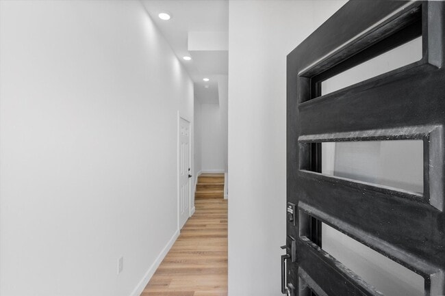 Building Photo - Spacious Townhouse in Dallas
