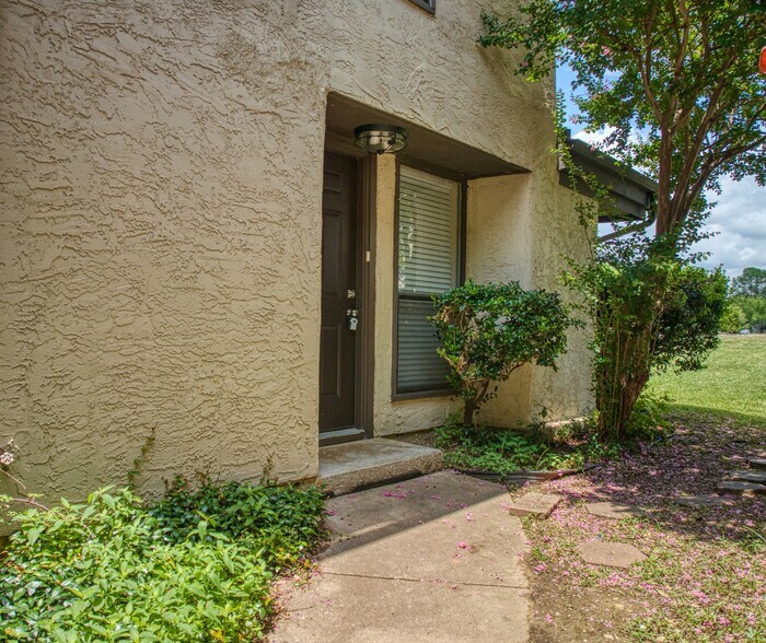 Building Photo - 711 Harbour Town Dr