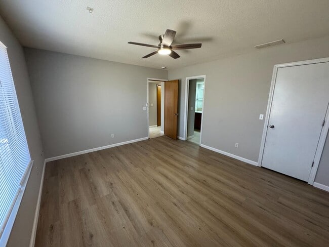 Building Photo - 410 Trent Ct