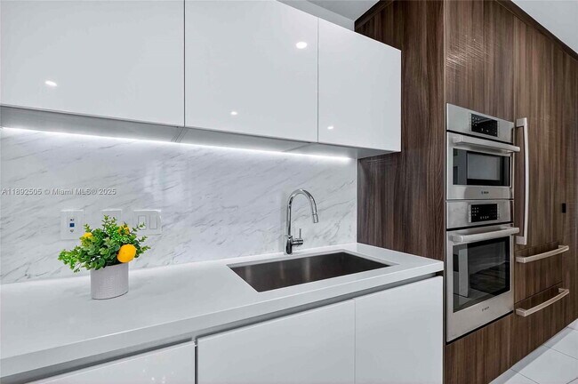 Building Photo - 851 NE 1st Ave