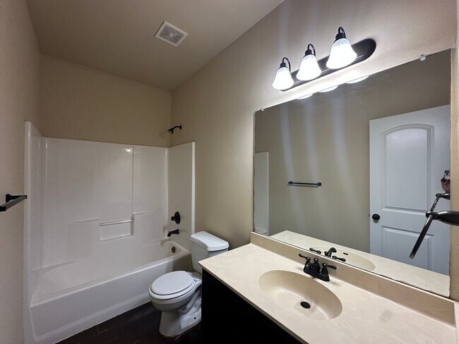 Building Photo - Townhome for rent