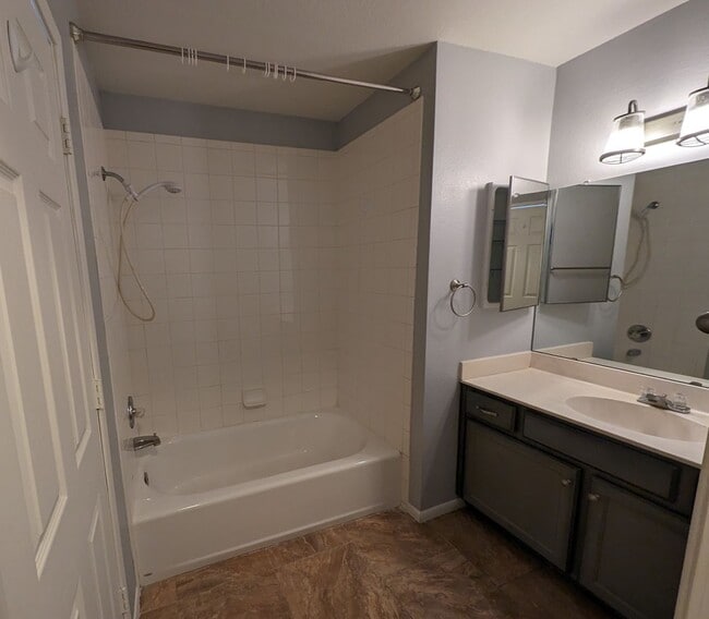 Building Photo - 2 Bedroom Condo in the Sonoma Village Comm...