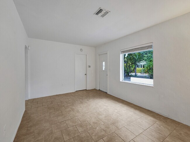 Building Photo - 3226 Oak Ave