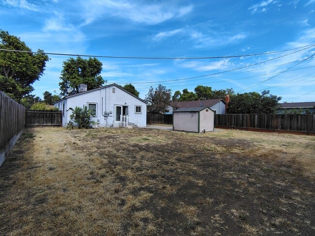 Building Photo - 404 Camellia Way