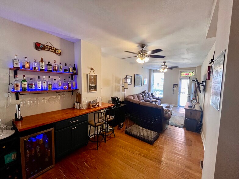 Bar and Living room - 924 S Ellwood Ave