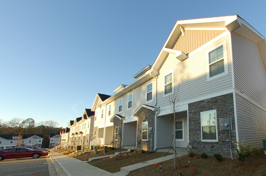 Building Photo - 916 Drake Grove Ln