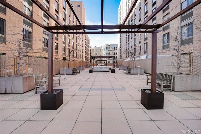 Building Photo - 300 W 135th St