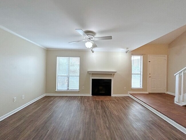 Building Photo - 3 Bedroom Townhouse off Jefferson Hwy near...