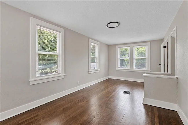 Building Photo - Stunning and Spacious 5BR 2BA Home in Kansas City