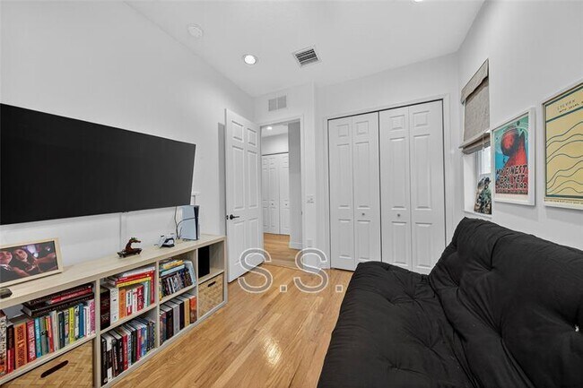 Building Photo - 15 NE 20th Ave