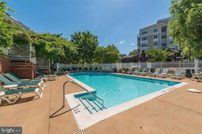 Building Photo - 1625 International Dr