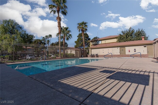 Building Photo - 7300 W Pirates Cove Rd