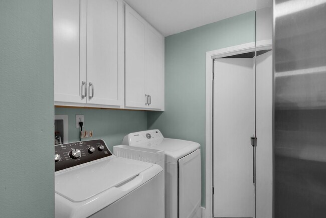 Building Photo - "Charming 2-Bed Townhouse Retreat in Fort ...