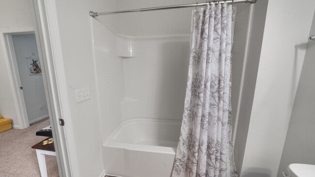 Building Photo - Stylish 3 Bedroom Home in in The Commons – Richmond Hill Living at Its Finest