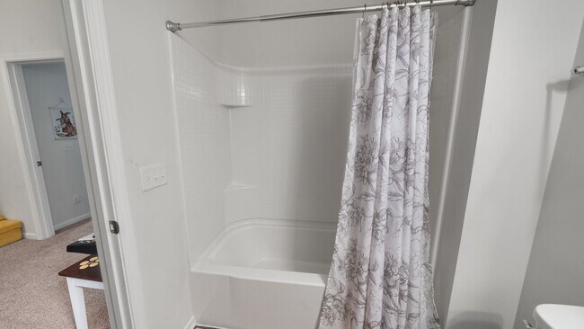 Building Photo - Stylish 3 Bedroom Townhome in The Commons – Richmond Hill Living at Its Finest