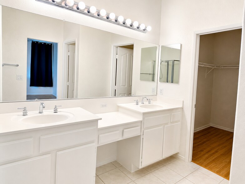 Building Photo - 13900 Nelliebell Dr