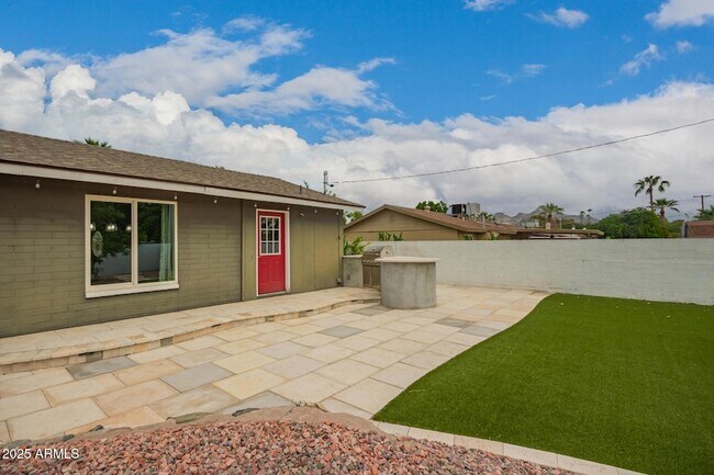 Building Photo - 501 E El Camino Dr