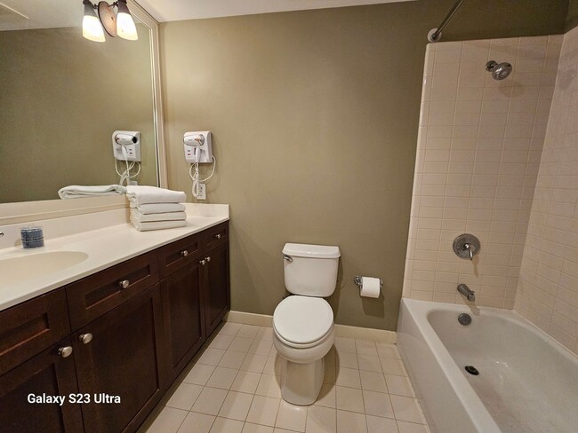 Building Photo - 1-bedroom furnished condo with fenced courtyard