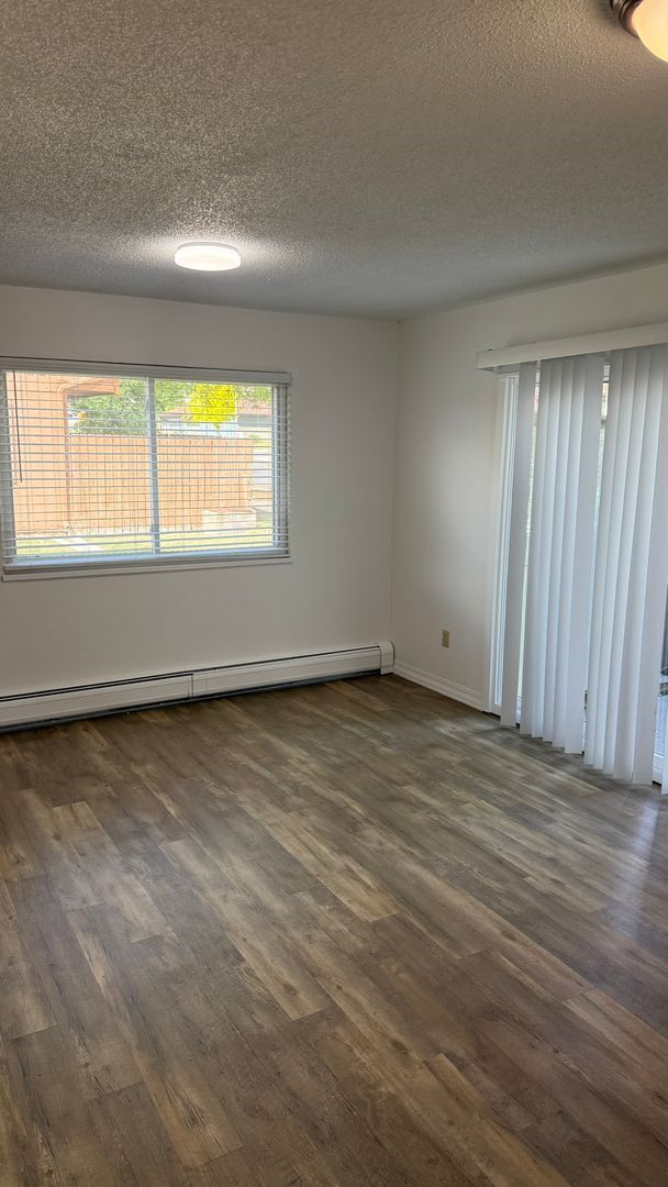 Building Photo - 3 Bed 2 1/4 Bath Townhome