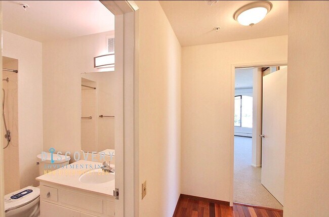 Building Photo - Spacious One Plus Bedroom Condominum off Broadway Terrace