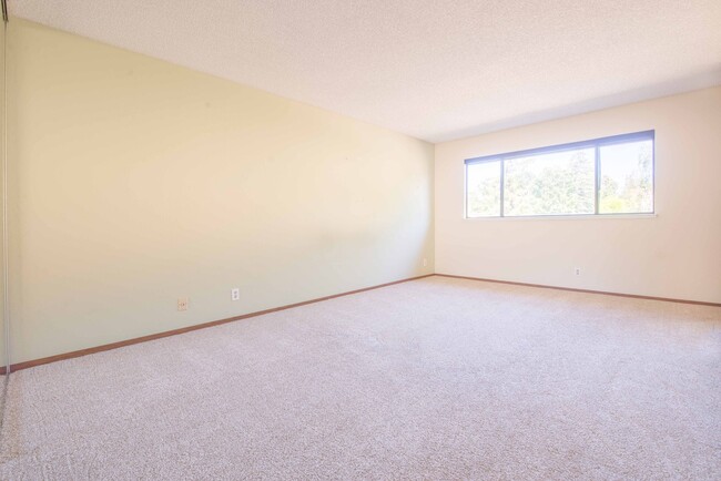 Building Photo - Excellent 3 Bed 2.5 Bath Town Home!