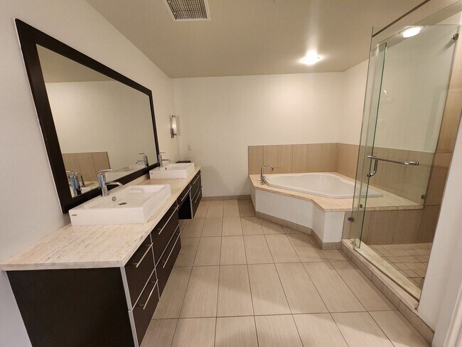 Building Photo - Exceptional Two Level 3 bedroom Condo in u...