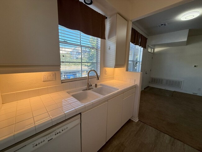 Building Photo - 1BR/1BA Condo w/ ASSIGNED PARKING for rent near Del Mar AVAILABLE NOW!