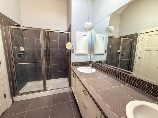 Building Photo - 3Bd/2.5Ba Seattle Townhouse