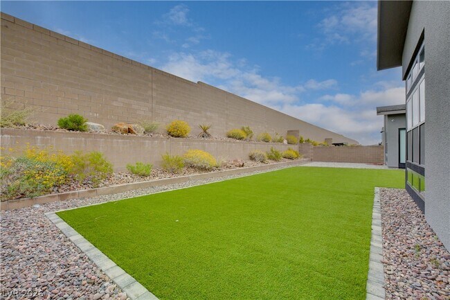 Building Photo - 779 Willits St