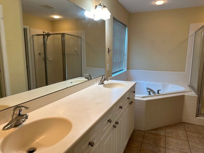 Building Photo - 2382 Heathrow Dr