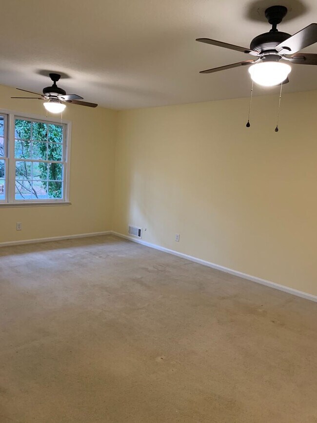 Building Photo - 4 BR 3 BATH in Cedar Creek!