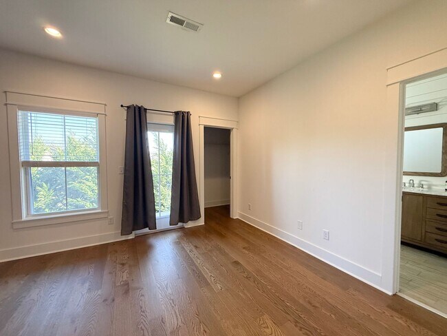 Building Photo - 3-Bedroom Townhome with Pool Access Near Downtown Cookeville
