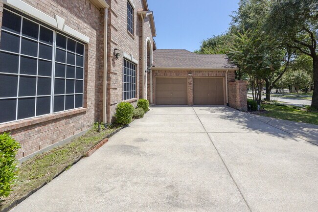 Building Photo - 10002 River Bend Dr