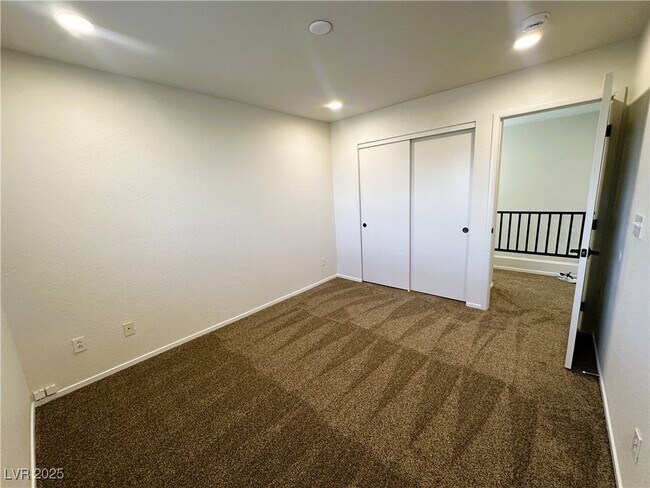 Building Photo - 2183 Polynesia Cir