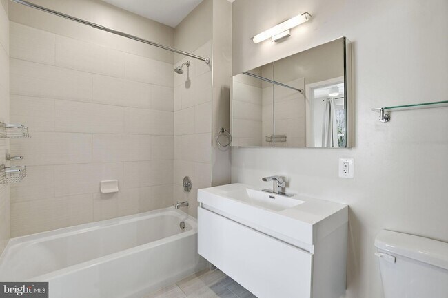 Building Photo - 989 S Buchanan St