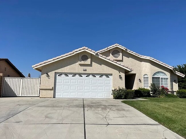 Building Photo - 18120 Lakeview Dr