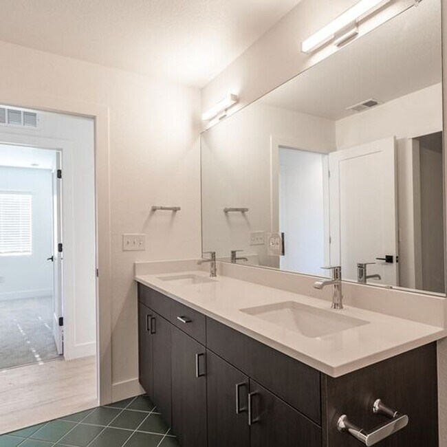 Building Photo - 4bd Rental Duplex! Private Yard, Garage, C...