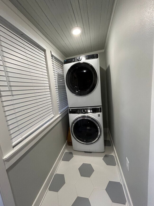 Building Photo - Contact Peggy 501 676 1758