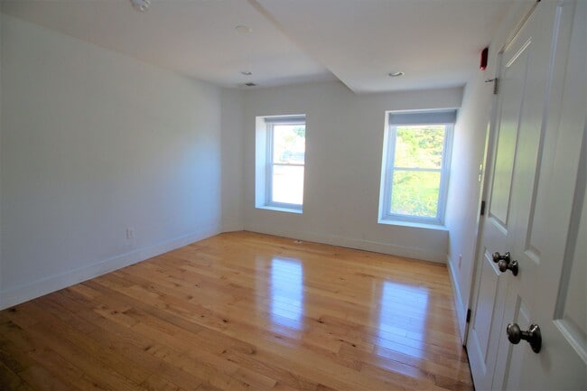 Building Photo - Newly renovated 2 bedroom/1bath in Manayun...